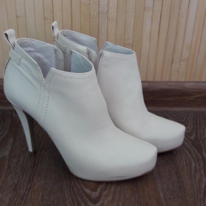 Белые ботильоны