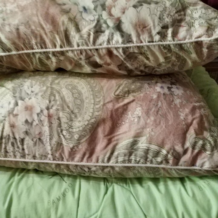 Одеяло и 2 подушки.