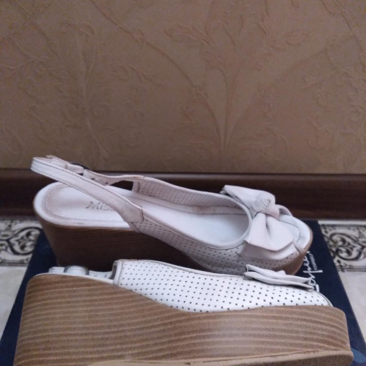 Босоножки белые