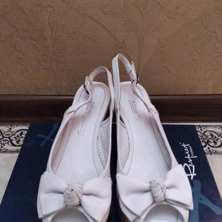 Босоножки белые