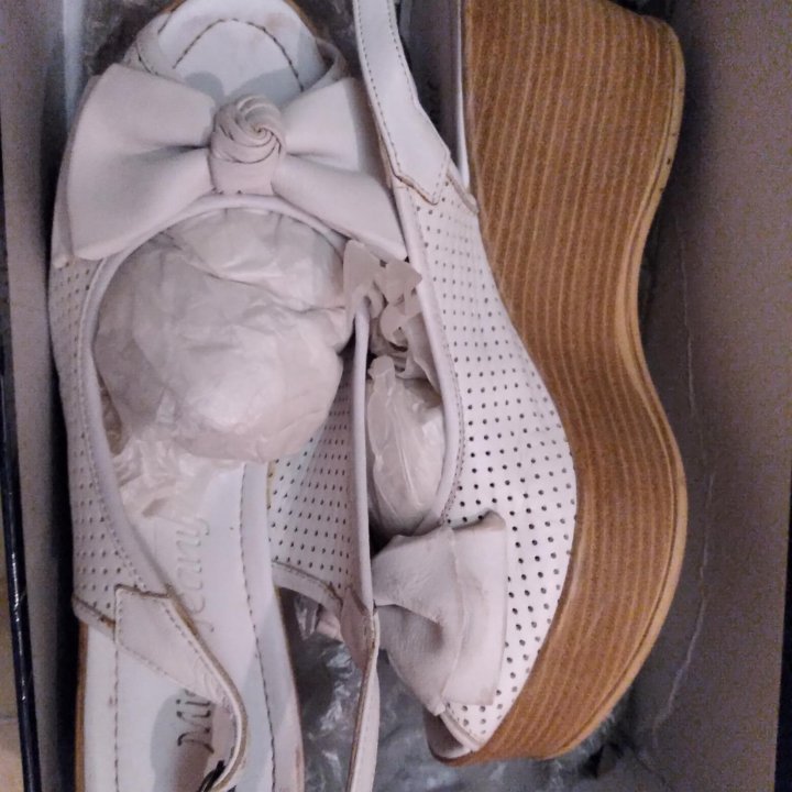 Босоножки белые