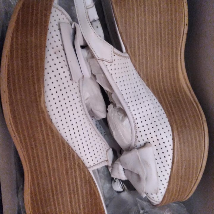 Босоножки белые