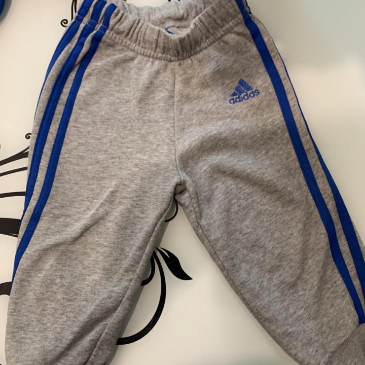 Оригинальный спортивный костюм «adidas»