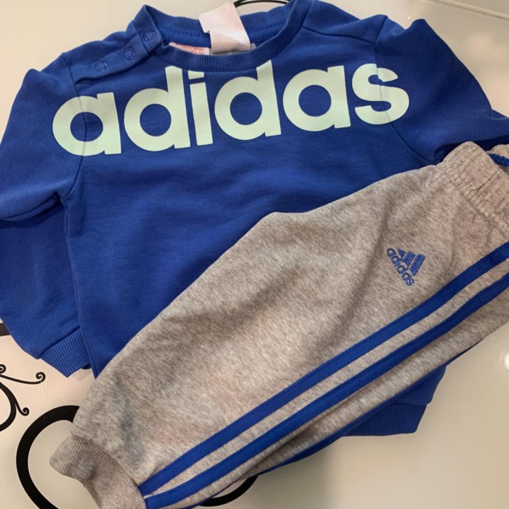 Оригинальный спортивный костюм «adidas»