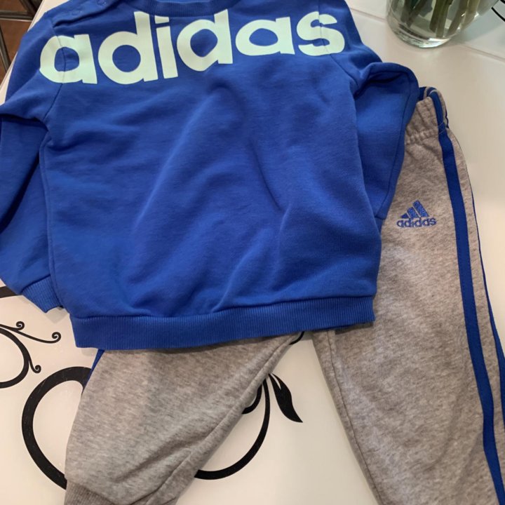 Оригинальный спортивный костюм «adidas»