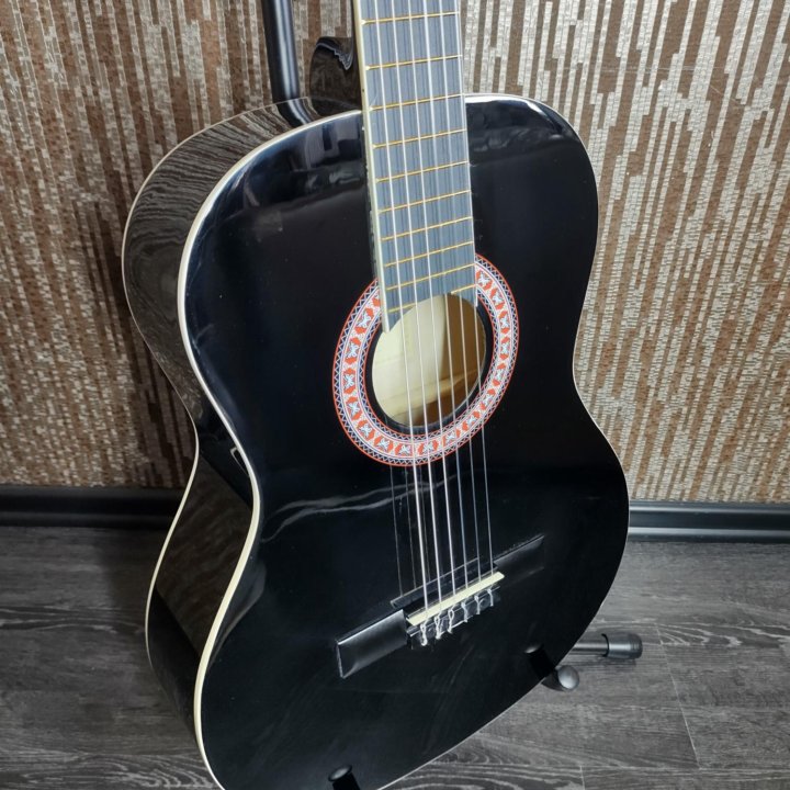 Классическая гитара , чёрная