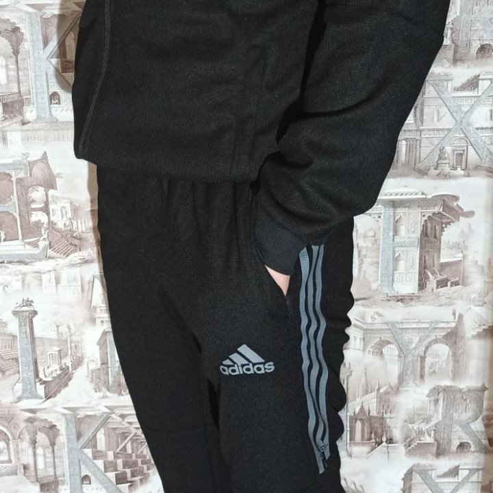 Новый спортивный костюм Adidas