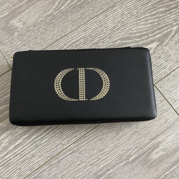 Продам новую косметичку Dior