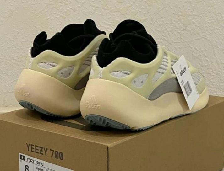 Кроссовки adidas yeezy Boost 700 v3