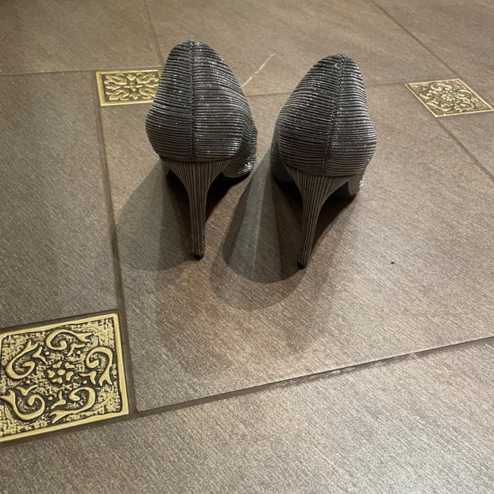 Туфли серые блестящие