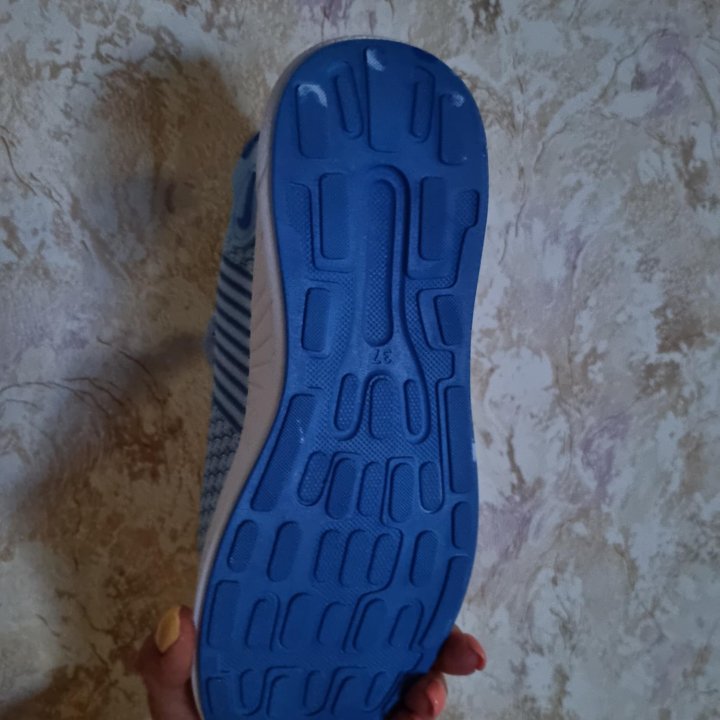 Кроссовки 37