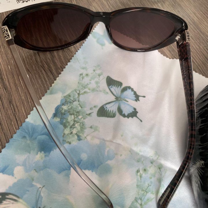 Очки солнцезащитные