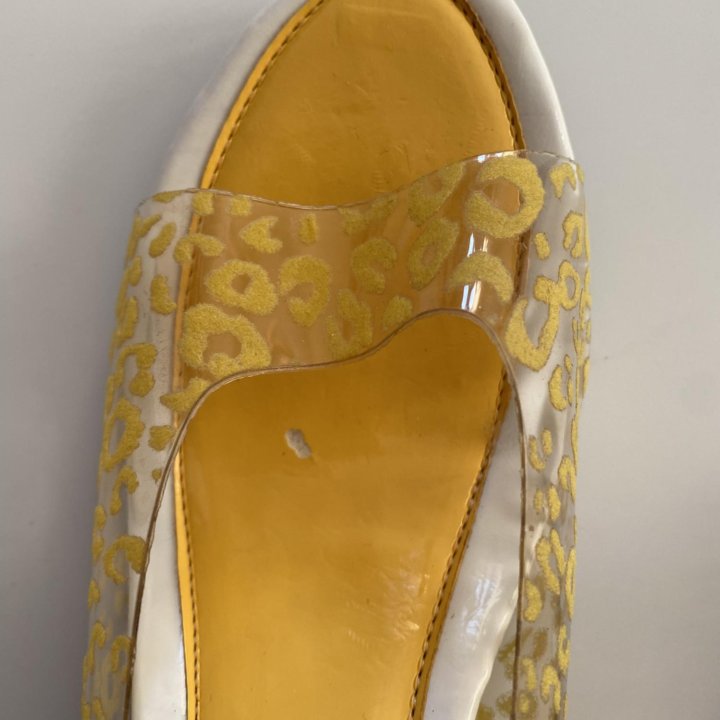 Сабо на платформе