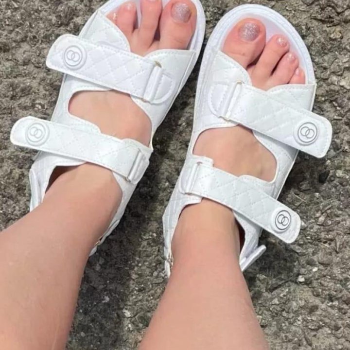 Босоножки белые