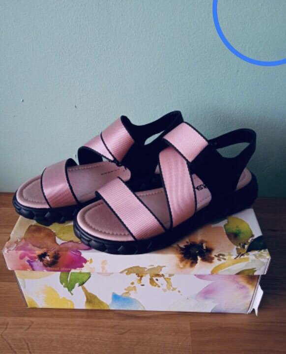 Сандали новые