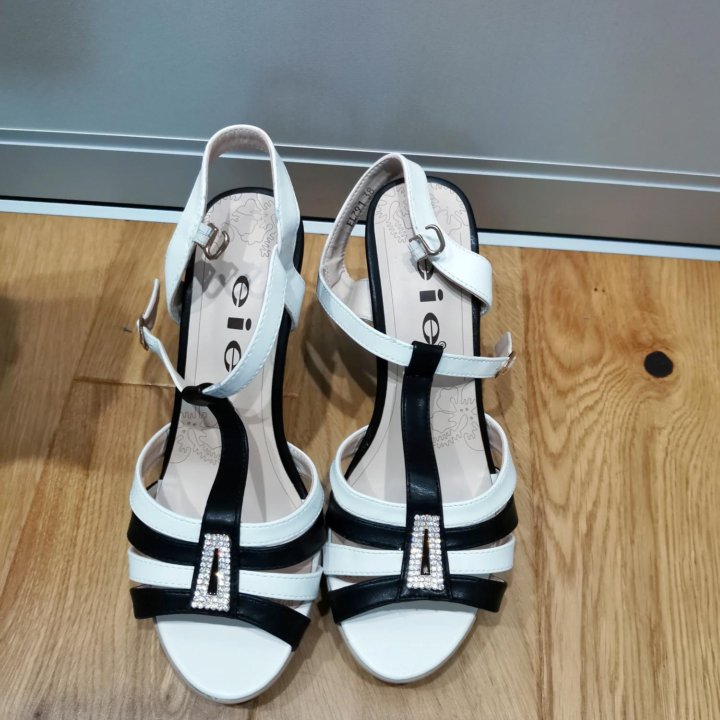 Босоножки eie