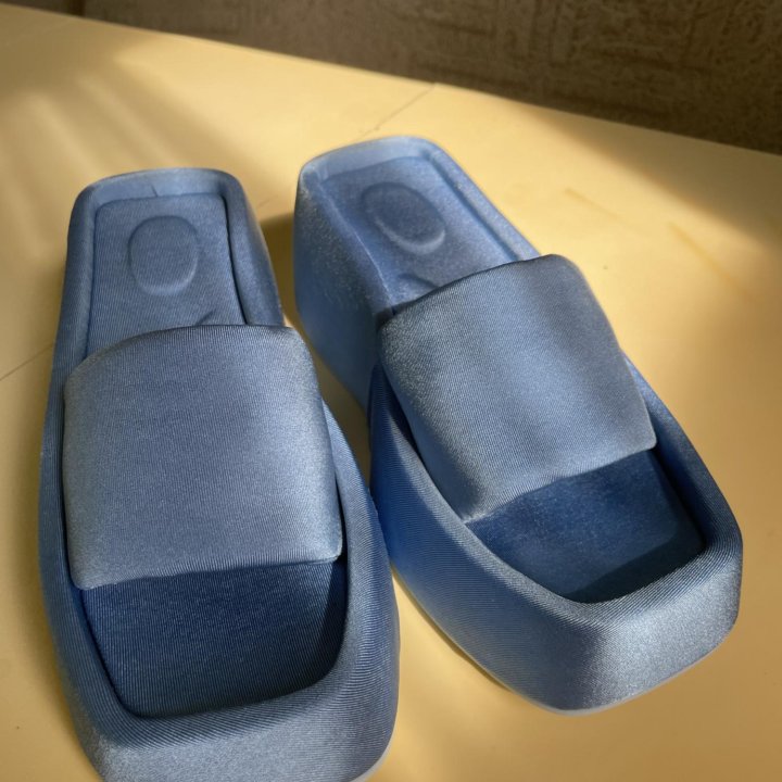 Шлепки на платформе