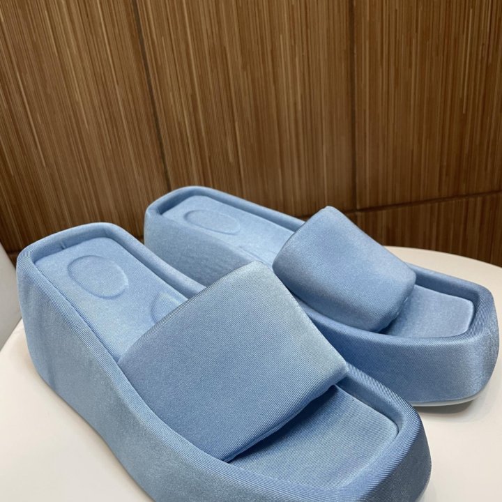 Шлепки на платформе