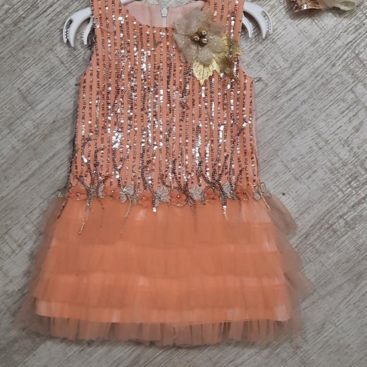 Нарядное платье на девочку 80 р-р