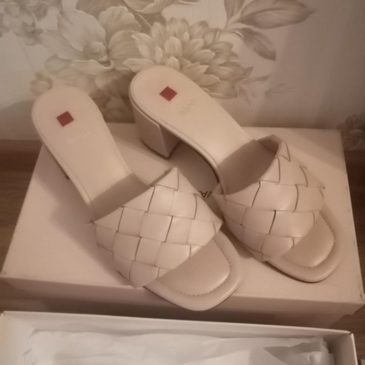 Шлепанцы кожа 37