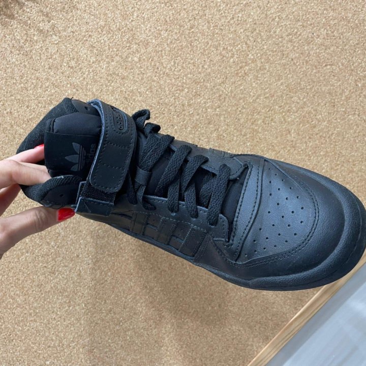 Кроссовки адидас