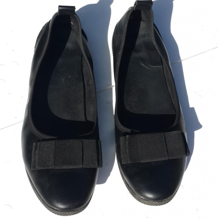 Туфли черные лодочки с украшением