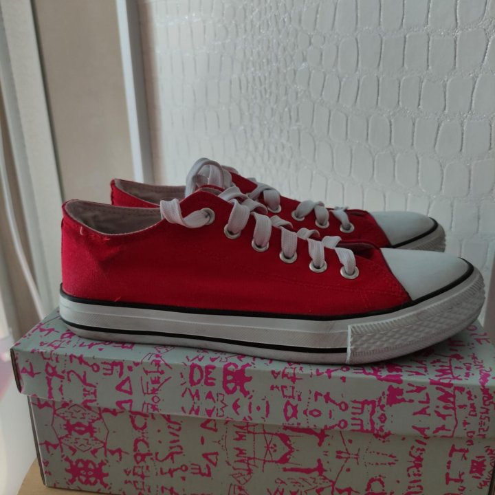 Кеды красные