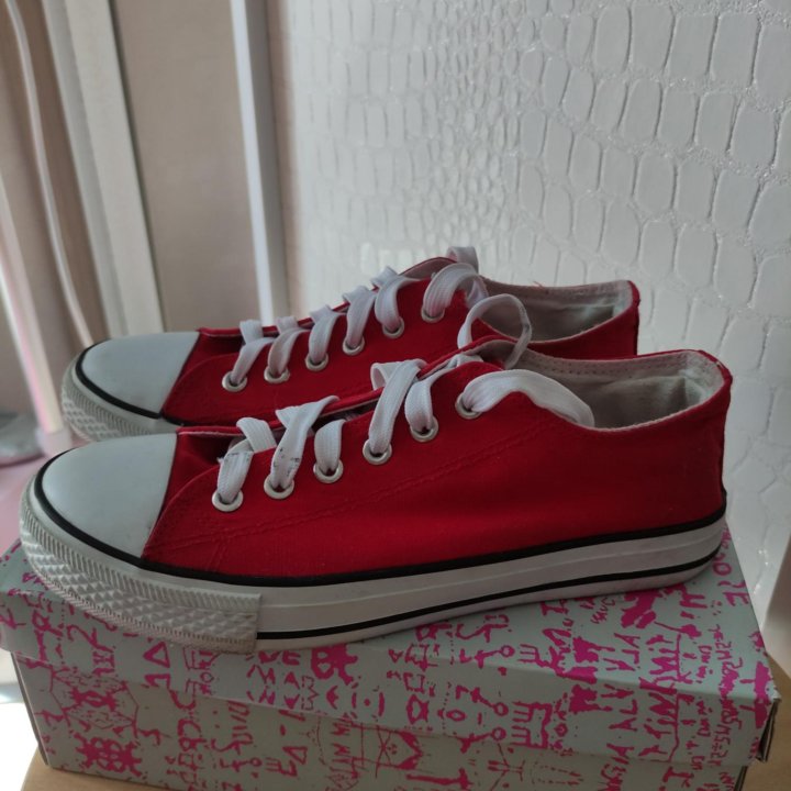 Кеды красные