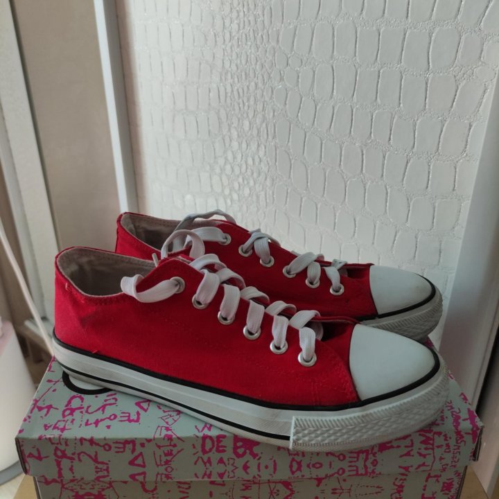 Кеды красные