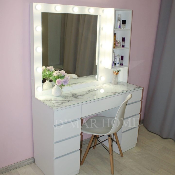 Туалетный столик и гримерное зеркало с лампочками