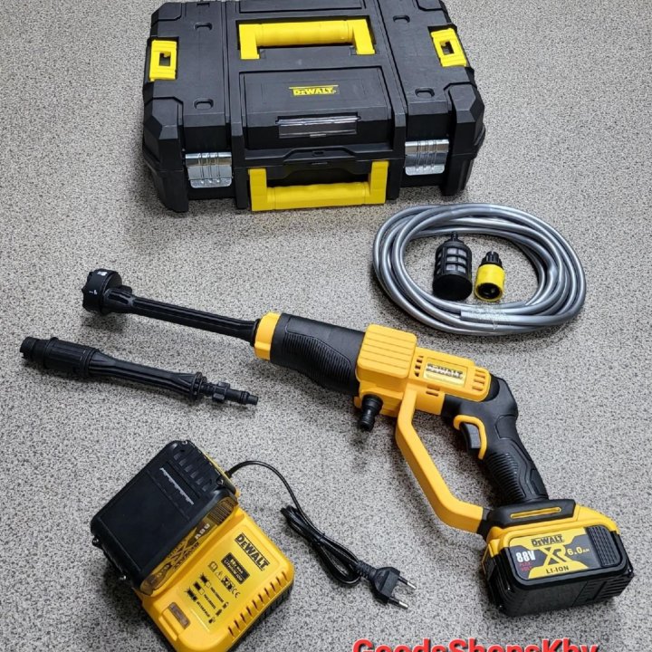 Портативная аккумуляторная мойка Dewalt в кейсе