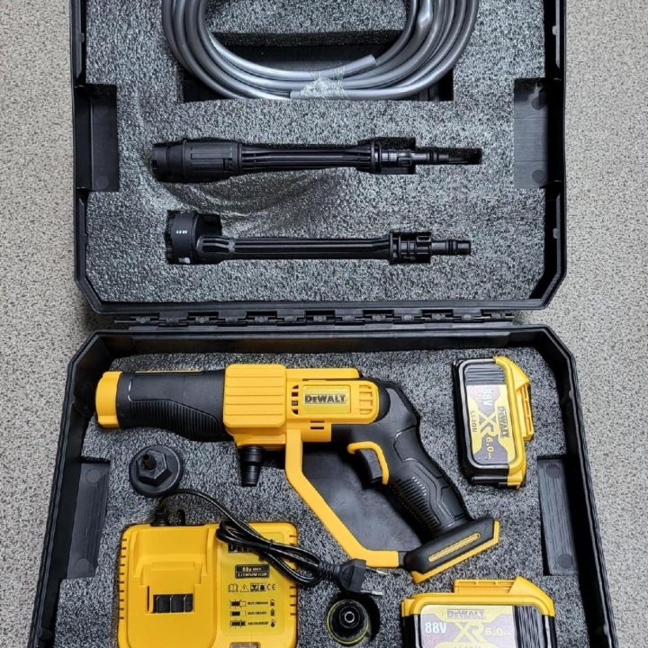 Портативная аккумуляторная мойка Dewalt в кейсе