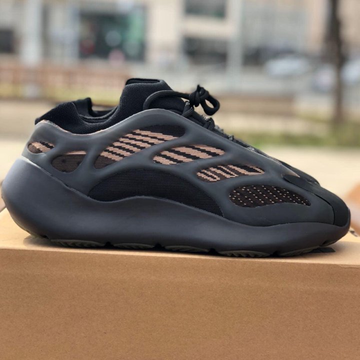 ▪️Кроссовки Adidas Yeezy 700 v3