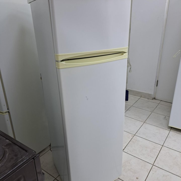 Холодильник Саратов 147 см