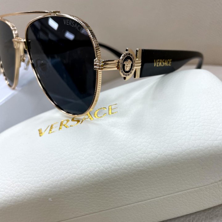 Солнцезащитные очки Versace