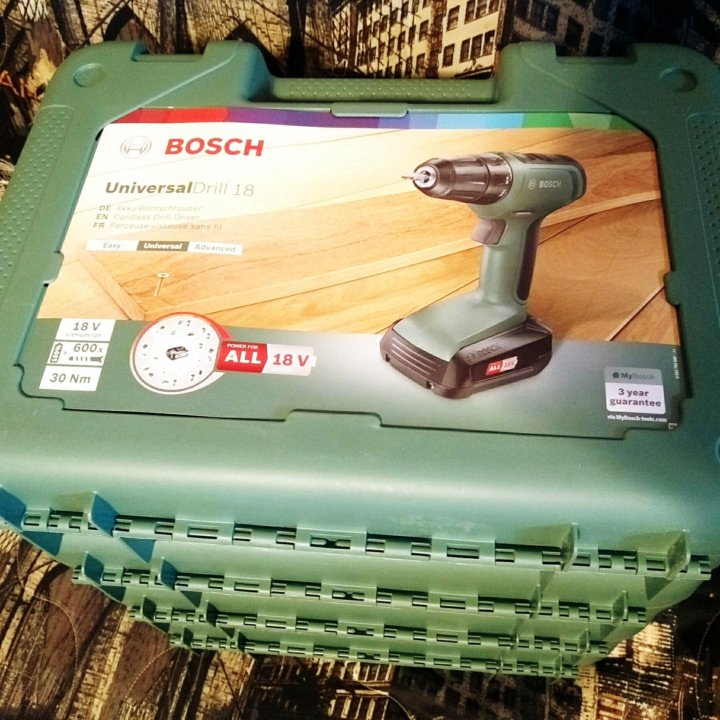 Новые шуруповерт Bosch UniversalDrill 18в