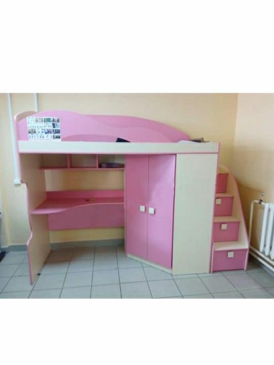 Кровать- чердак розовая с матрасом.