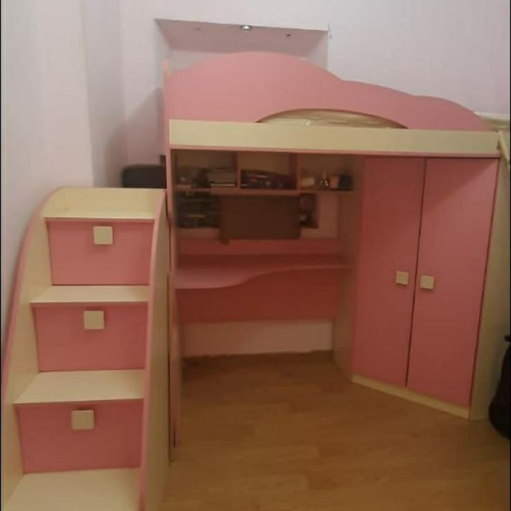 Кровать- чердак розовая с матрасом.