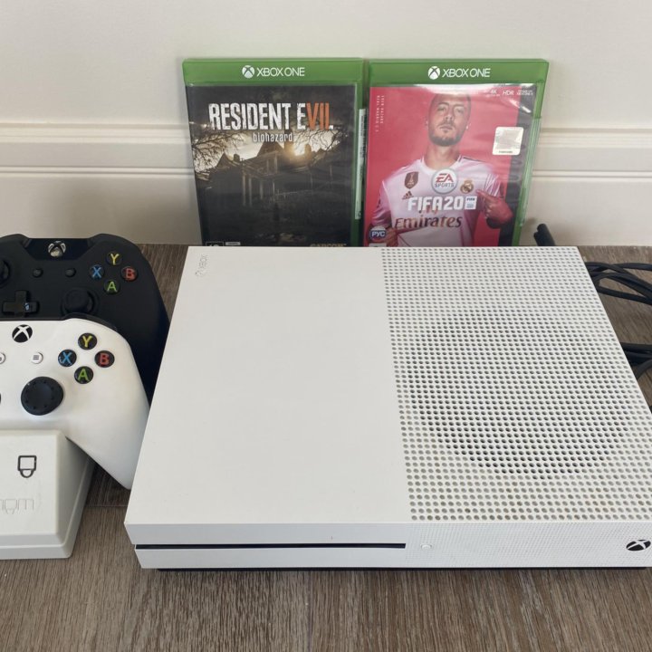 Xbox one s+ 2 геймпада + зар. станция+ ак. с подп