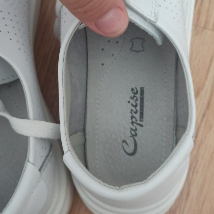 Кроссовки Caprice