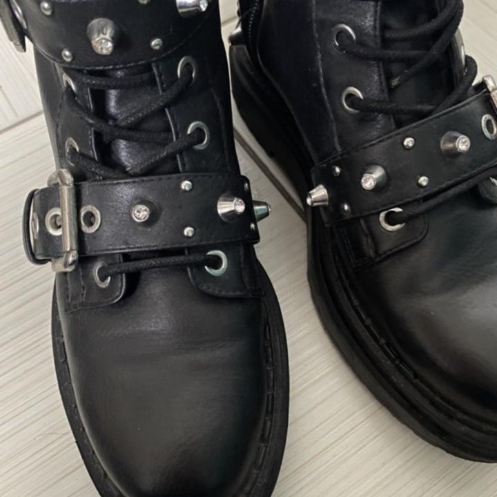 Женские ботинки со стразами