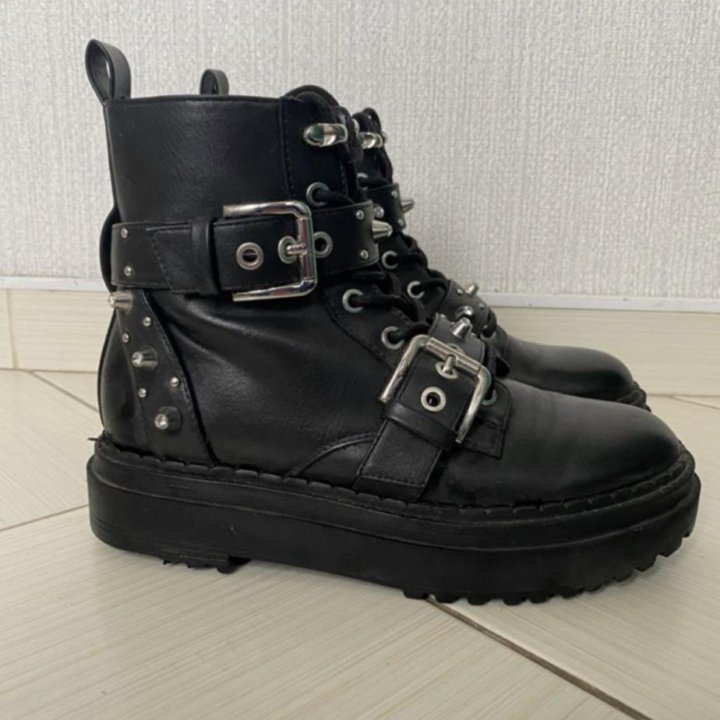 Женские ботинки со стразами