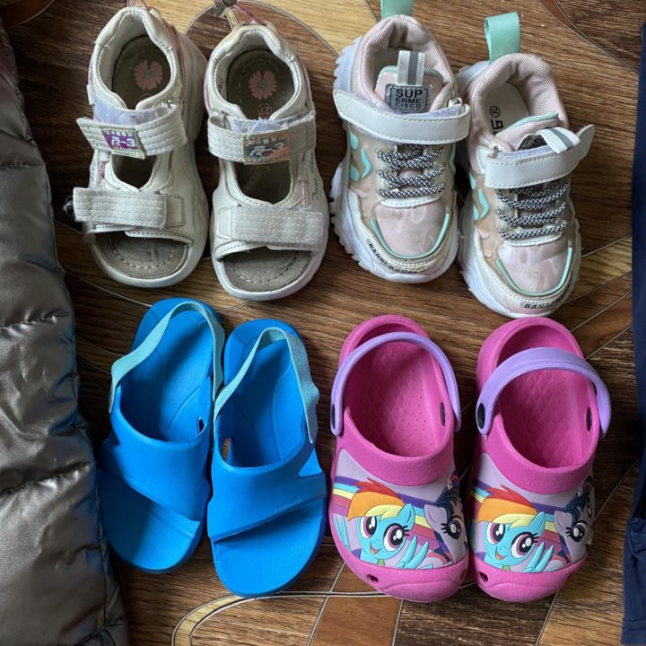 Комплект одежды на девочку трех лет