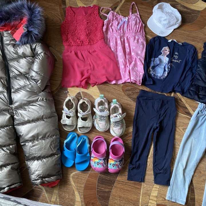 Комплект одежды на девочку трех лет