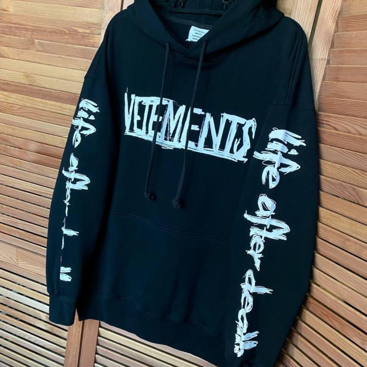 Топовые худи Vetements