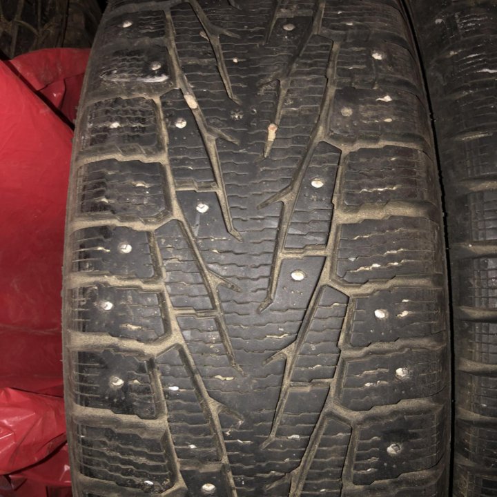 225/65 R17 шины зимние Нокиан 4шт