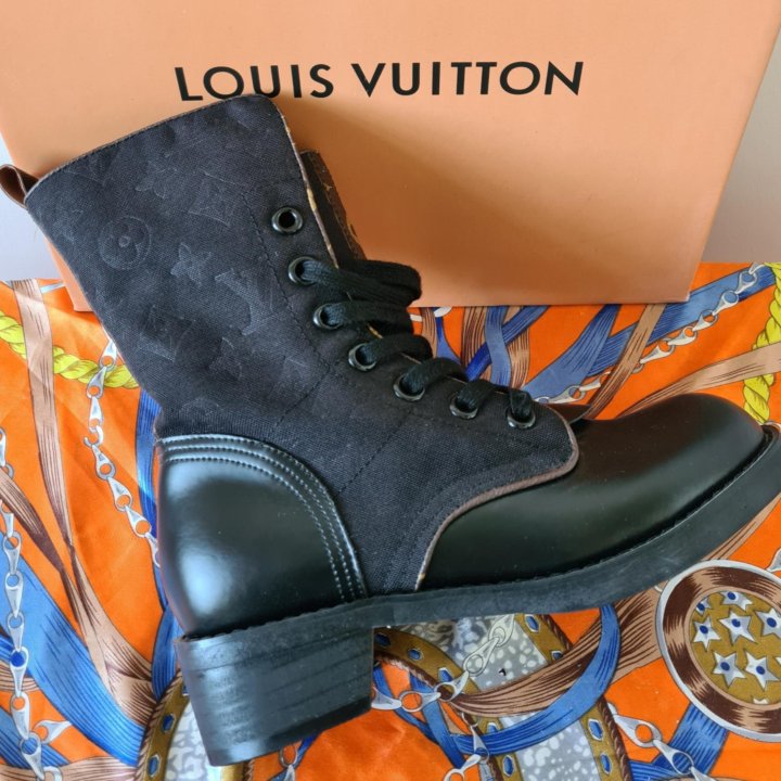 LOUIS VUITTON. Ботинки