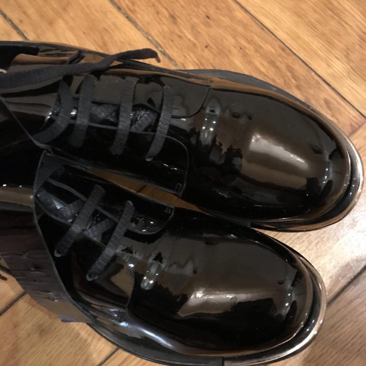 Лакированные ботинки.