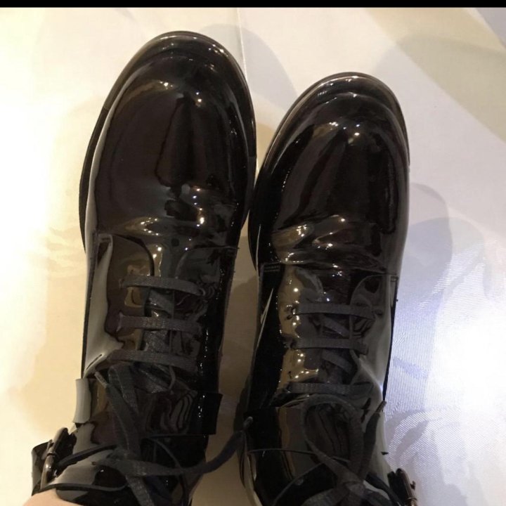 Лакированные ботинки.