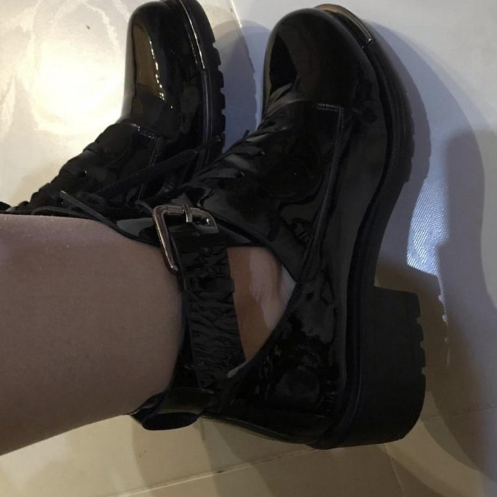 Лакированные ботинки.